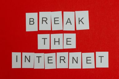 Inspirational message 'Break the Internet' displayed on a vibrant red background. — Die aufregendsten Turniere im Beep Beep C