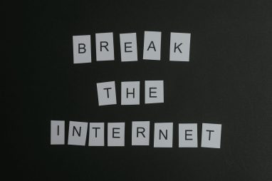Conceptual flat lay of 'Break the Internet' message with white letters on a black background. — Die Geschichte von Pinco Casi