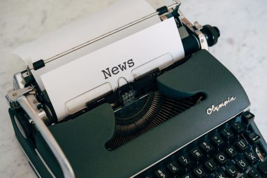 Close-up of an antique typewriter with 'News' on paper. — Est il facile de retirer ses fonds chez Betclic Casino