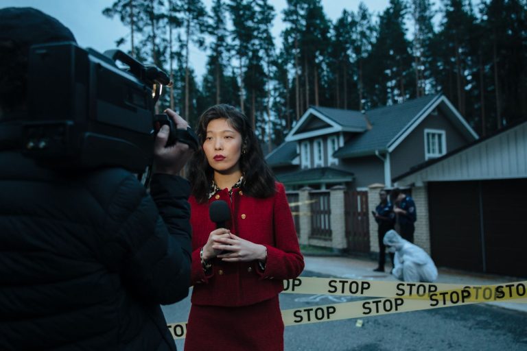 Female journalist reporting live from a crime scene with police and cameraman. — Nevadawin Casino entre transparence et respe