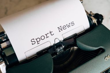 Close-up of a vintage typewriter with 'Sport News' typed on paper, evoking retro charm. — Was macht Fambet Casino so besonder