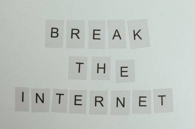 Conceptual image with text 'Break the Internet' using letter cards on a light background. — Wie funktioniert die Registrierun