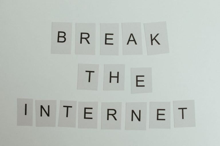 Conceptual image with text 'Break the Internet' using letter cards on a light background. — Wie funktioniert die Registrierun